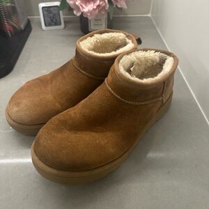 UGG Women’s Classic Ultra Mini Size 8 (fair)